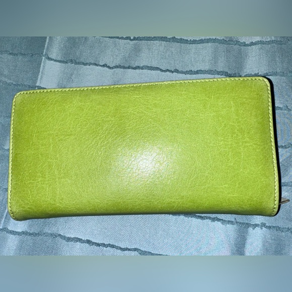 ✨ Elevate Your Style with the Matt & Nat Green Wallet! - Picture 2 of 4